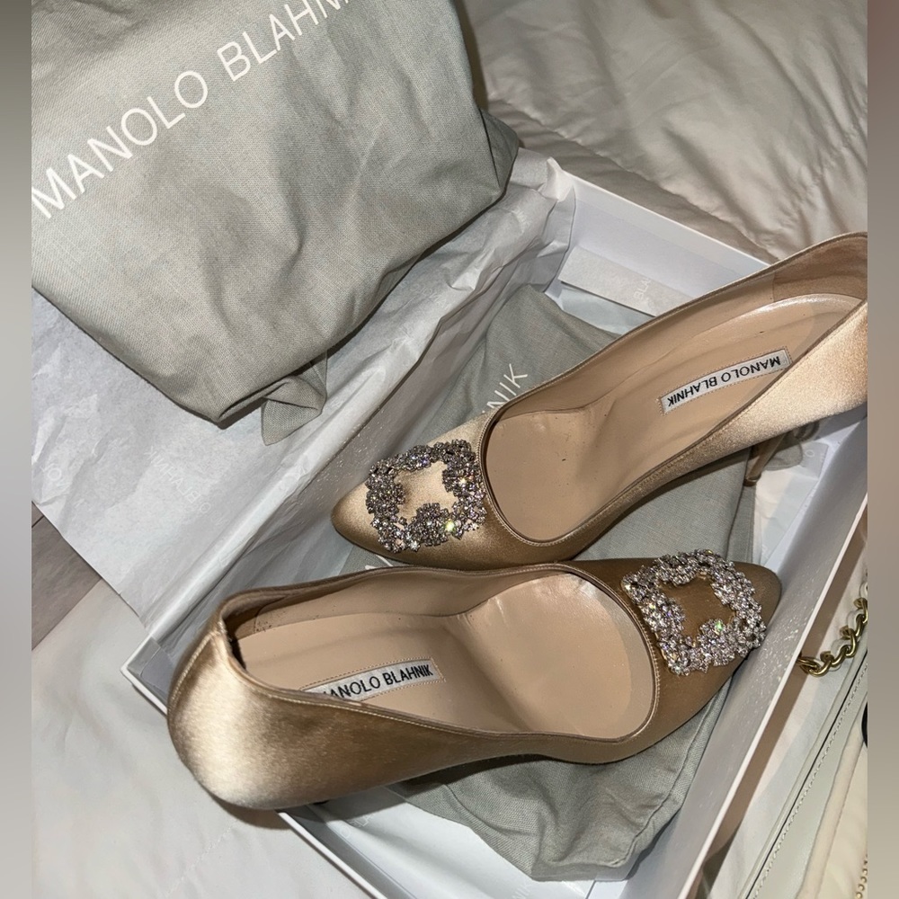 MANOLO BLANIK HANGISI Champagne Satin Jewel Buckle Pumps. GREAT CONDITION